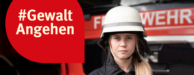 Junge Feuerwehrfrau in Einsatzkleidung vor Einsatzfahrzeug; rote Sprechblase mit Text #Gewalt Angehen