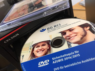 Foto einer DVD in einem offenen DVD-Laufwerk