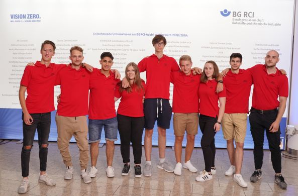 Junge Menschen in roten Polohemden, stehend