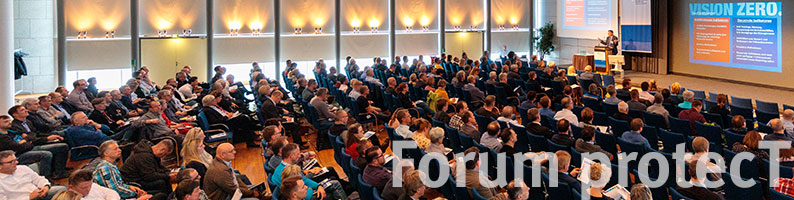 Bannergrafik Forum protecT: Teilnehmer sitzen im Auditorium