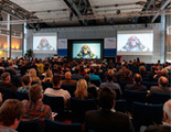 Vortragssaal Forum protecT mit VISION ZERO-Screens am Ende des Saals