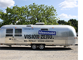 Silberner Airtream mit der Aufschrift "Ideenmobil Vision Zero"