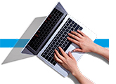 tippende Hände auf der Tastatur eines Laptops