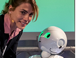 Frau mit Roboter im Gespräch