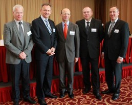 Gruppenbild der Vorsitzenden der Vertreterversammlung Weis und Hommertgen mit den BG RCI-Geschäftsführern Bülhoff, Köhler und Meesmann
