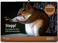 Abbildung: Der BG RCI-Wandkalender 2023. Foto eines Hamsters, der die Pfoten vor sich streckt, als würde er etwas abwehren. Text: Stopp! Bei versperrter Sicht hilft ein Einweisender