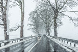 Straße mit Schneefall