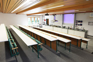 Blick auf die Sitzreihen im Laborhörsaal in Laubach
