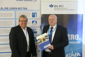 (v. l.): Werner Marcisch, Geschäftsführer des IGV, und Lambert Jülich, Prävention der BG RCI, mit der Kooperationsvereinbarung