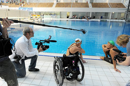 Kameramann Michael Hammon am Set mit der querschnittgelähmten Schwimmerin Kirsten Bruhn und weiterer Sportlerin 