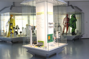 Blick in die Ausstellungshalle von Haus Laubach mit Exponaten persönlicher Schutzausrüstung